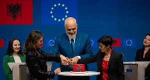 “Shqipëria më afër se kurrë familjes europiane”/ Rama mesazh për Ditën e Europës