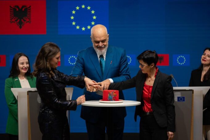 “Shqipëria më afër se kurrë familjes europiane”/ Rama mesazh për Ditën e Europës