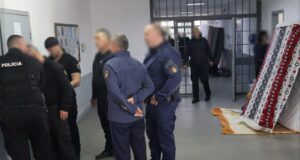 Aksion blic në burgjet e Fierit, Vlorës dhe Peqinit! Sekuestrohen telefona dhe mjete prerëse në qeli