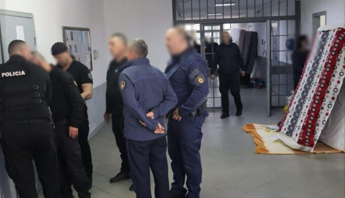 Aksion blic në burgjet e Fierit, Vlorës dhe Peqinit! Sekuestrohen telefona dhe mjete prerëse në qeli