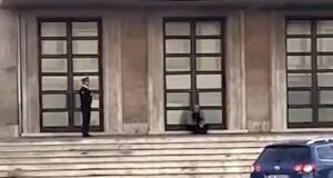 Arrestohet 40-vjeçari pas incidentit në Kryeministri, përplasi makinën te shkallët dhe goditi derën e godinës