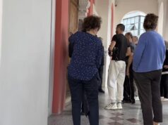 Tregtarët e Vlorës në protestë, përplasen te Bashkia pas bllokimit të tregut