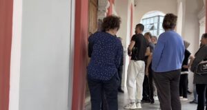 Tregtarët e Vlorës në protestë, përplasen te Bashkia pas bllokimit të tregut