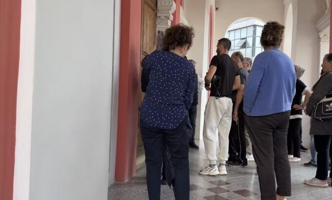 Tregtarët e Vlorës në protestë, përplasen te Bashkia pas bllokimit të tregut