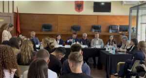 Dita e Hapur” në Gjykatën e Fierit, maturantët njihen nga afër me sistemin e drejtësisë