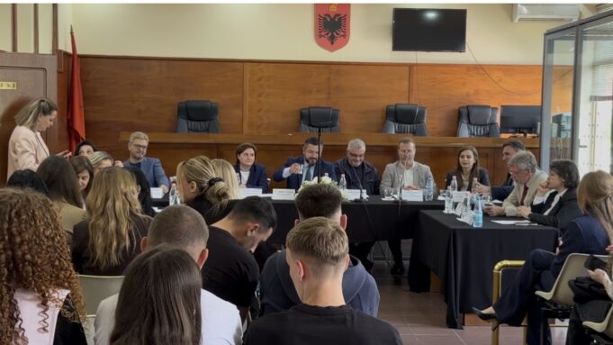 Dita e Hapur” në Gjykatën e Fierit, maturantët njihen nga afër me sistemin e drejtësisë