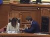 Ferit Hoxha ulet në karrigen e Ramës, protokolli ndërhyn dhe e largon nga vendi