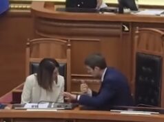 Ferit Hoxha ulet në karrigen e Ramës, protokolli ndërhyn dhe e largon nga vendi