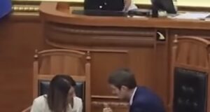 Ferit Hoxha ulet në karrigen e Ramës, protokolli ndërhyn dhe e largon nga vendi