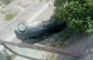 Makina del nga rruga , përfundon në përrua