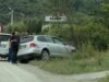 Makina del nga rruga dhe përfundon në kanal