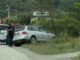 Makina del nga rruga dhe përfundon në kanal