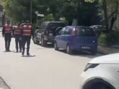 Alarm për lëndë shpërthyese , policia rrethon automjetin dhe izolon zonën