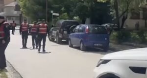 Alarm për lëndë shpërthyese , policia rrethon automjetin dhe izolon zonën