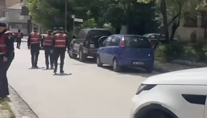 Alarm për lëndë shpërthyese , policia rrethon automjetin dhe izolon zonën