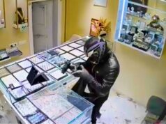 Publikohen pamjet e grabitjes në Kamëz, autorët e armatosur bastisin argjendarinë