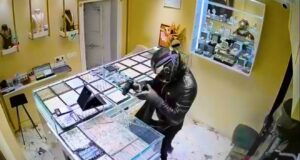Grabitja e argjendarisë në Kamëz, arrestohet një nga autorët