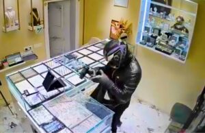 Publikohen pamjet e grabitjes në Kamëz, autorët e armatosur bastisin argjendarinë