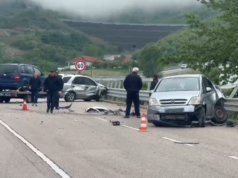 Përplasen 3 automjete në aksin Korçë-Pogradec, 2 të plagosur