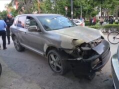 Fier/ Përplas automjetet e parkuara, heq targën e makinës dhe tenton të arratiset, arrestohet shoferi.