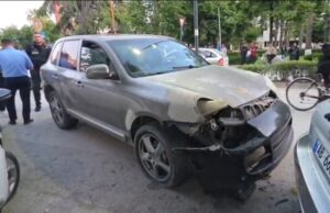 Fier/ Përplas automjetet e parkuara, heq targën e makinës dhe tenton të arratiset, arrestohet shoferi.