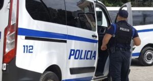 Tentoi të qellonte me th*ke dhe ti merrte a*men punonjësit te Policisë Rrugore, arrestohet 38-vjeçari