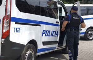 Tentoi të qellonte me th*ke dhe ti merrte a*men punonjësit te Policisë Rrugore, arrestohet 38-vjeçari