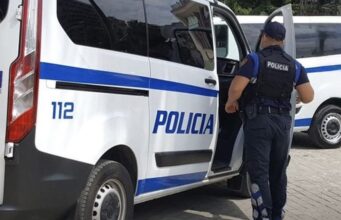Tentoi të qellonte me th*ke dhe ti merrte a*men punonjësit te Policisë Rrugore, arrestohet 38-vjeçari