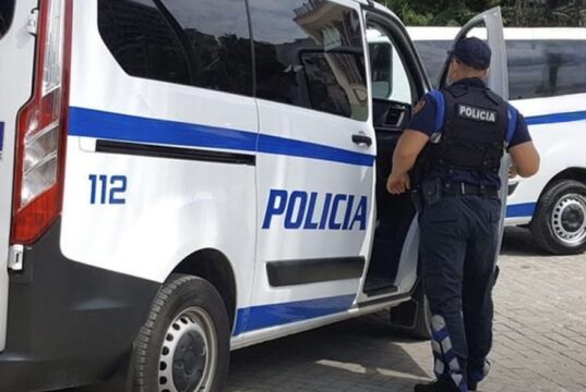 Tentoi të qellonte me th*ke dhe ti merrte a*men punonjësit te Policisë Rrugore, arrestohet 38-vjeçari