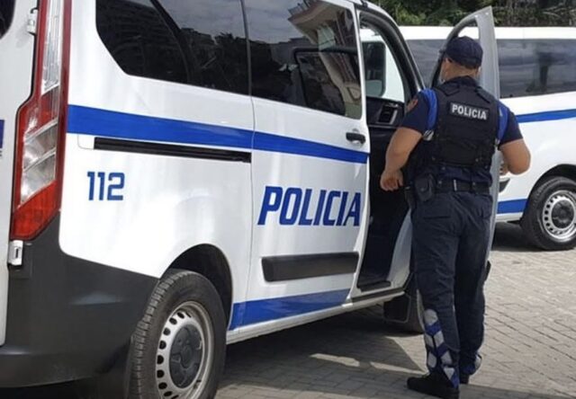 Tentoi të qellonte me th*ke dhe ti merrte a*men punonjësit te Policisë Rrugore, arrestohet 38-vjeçari