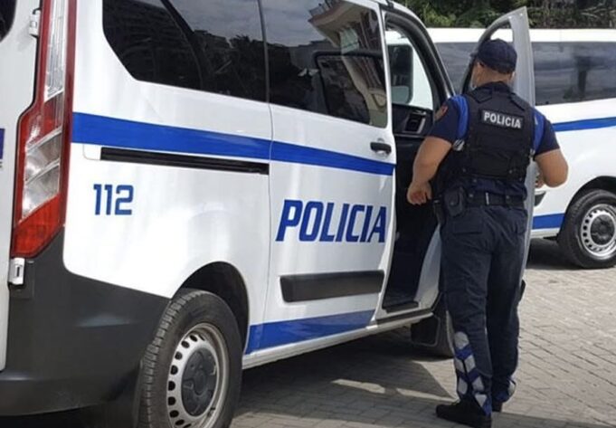 Tentoi të qellonte me th*ke dhe ti merrte a*men punonjësit te Policisë Rrugore, arrestohet 38-vjeçari