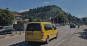 Makina perplas një fëmijë 7-vjeçar dhe humb jeten, arrestohet shoferi