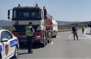 Bllokohen mjete të rënda pranë aeroportit të Vlorës, dyshime për shkelje të dokumentacionit