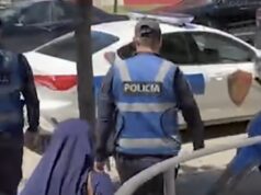 Kapet me th*kë në Gjykatën e Vlorës, gruaja ndalohet nga policia
