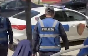 Kapet me th*kë në Gjykatën e Vlorës, gruaja ndalohet nga policia