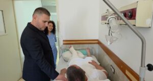 U plagos gjatë operacionit antidrogë, Hita viziton efektivin e plagosur në spitalin e Traumës