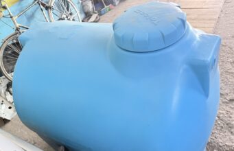 Rikthehet shqetësimi për furnizimin me ujë në Fier, banorët instalojnë sërish depozita në pallatet e vjetra