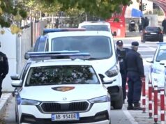 Kova në mes të rrugës pranë Ambasadës amerikane ngre në këmbë policinë