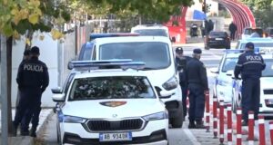 Kova në mes të rrugës pranë Ambasadës amerikane ngre në këmbë policinë