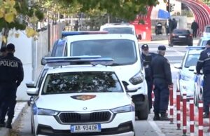 Kova në mes të rrugës pranë Ambasadës amerikane ngre në këmbë policinë