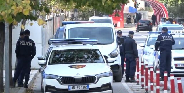 Kova në mes të rrugës pranë Ambasadës amerikane ngre në këmbë policinë