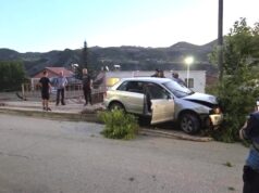 Makina del nga rruga dhe përplaset me shtyllen në trotuar!