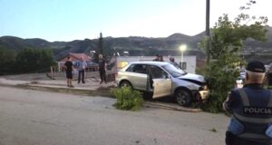Makina del nga rruga dhe përplaset me shtyllen në trotuar!