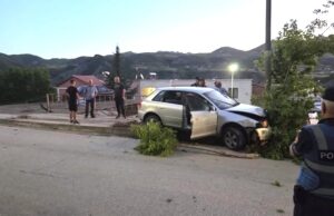 Makina del nga rruga dhe përplaset me shtyllen në trotuar!