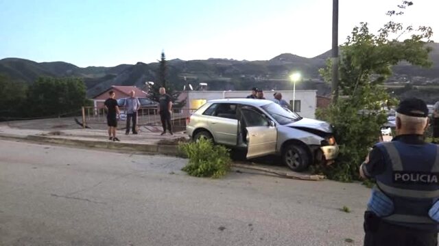 Makina del nga rruga dhe përplaset me shtyllen në trotuar!