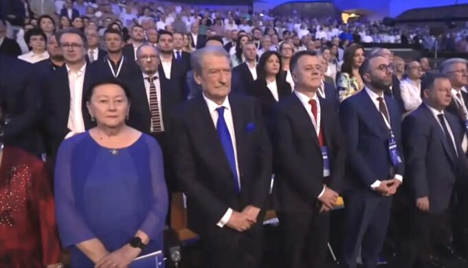 Kuvendi i PD-së miraton ndryshimet në Statut, forcohet përfaqësimi i diasporës dhe grave