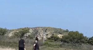Arrestohet punonjësi i sigurisë private që goditi protestuesin në Zvërnec, nën hetim edhe zinxhiri komandues i Policisë së Vlorës