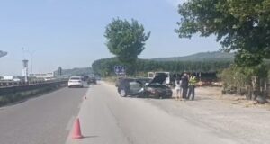 Makina del nga rruga dhe përplaset me pemën