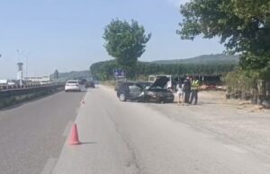 Makina del nga rruga dhe përplaset me pemën