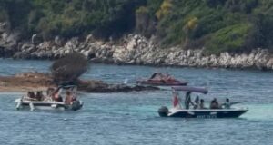 Ksamil/ Hyri me skaf në zonën e notimit, bllokohet mjeti për 60 ditë dhe gjobitet pronari me 500 mijë lekë